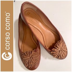 Corso Como tan leather flats w/suede pom trim size 9.5, excellent condition